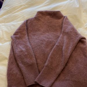 Good condition Vince 100% cashmere mock turtleneck sweater.